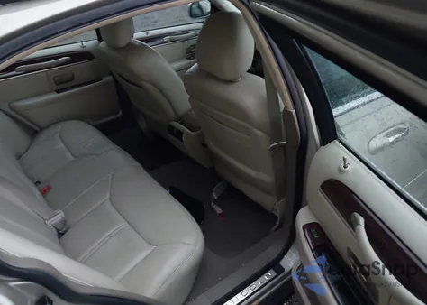 2005 Lincoln Town Car Signature Limited z USA, uszkodzony, nr VIN 1LNHM82W45Y601827